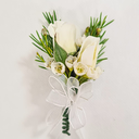 E - Boutonier para pecho de Mini Rosas Blancas